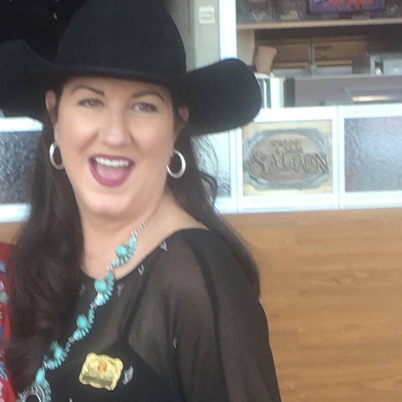 Meet your Posher, Laurie - Picture 2 of 2